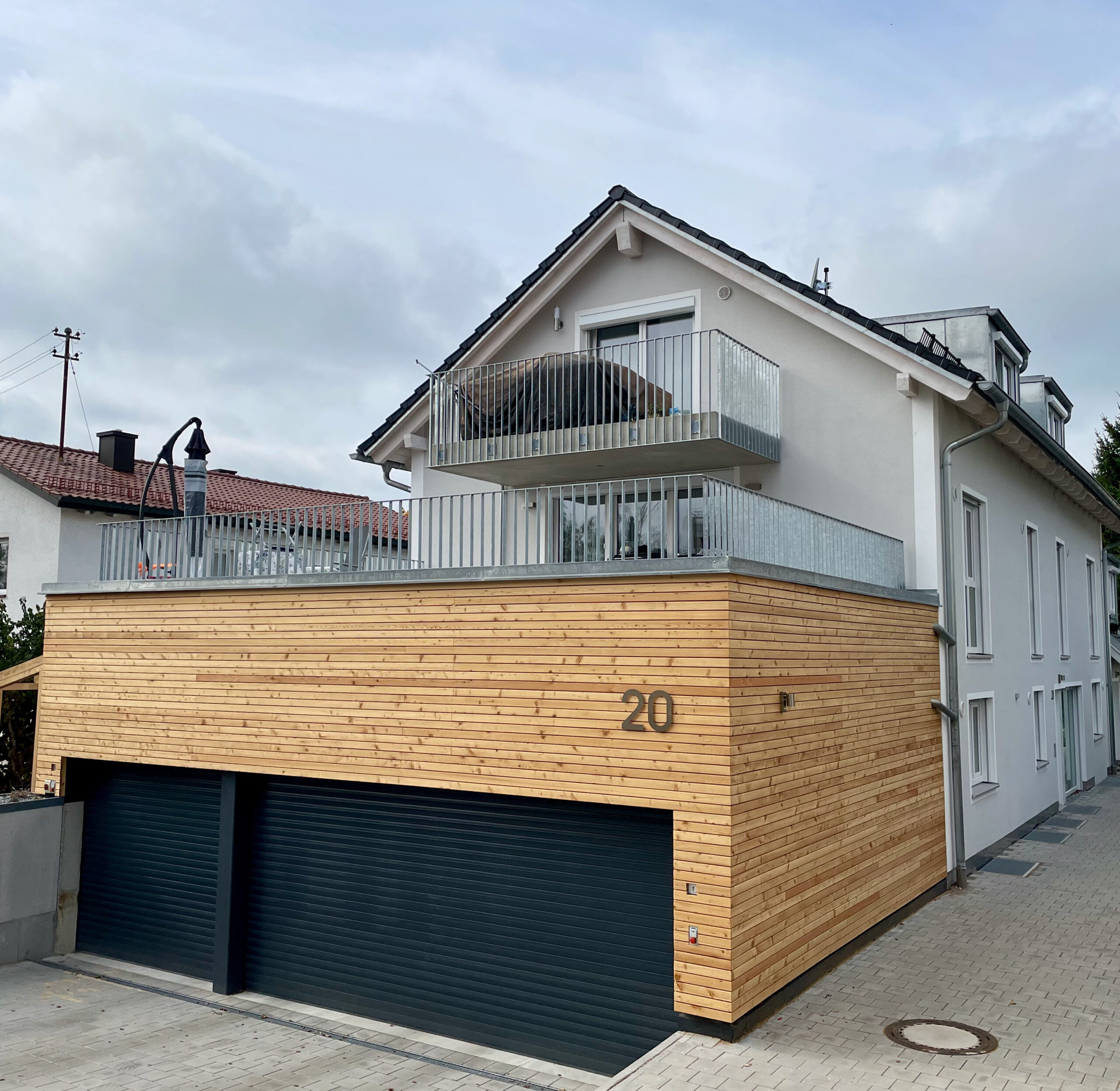 Mehrfamilienhaus mit Duplex-Parker in Holzfassade. Front-Ansicht, Architektur, Fürstenfeldbruck
