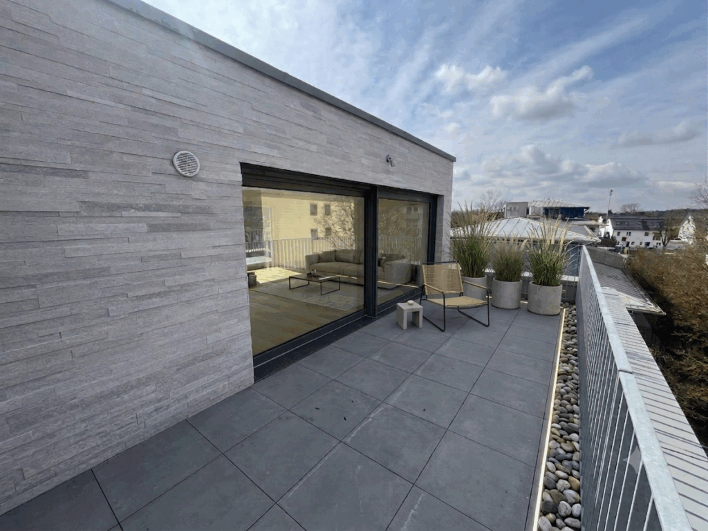 Dachterrasse mit italienischer Steinfassade